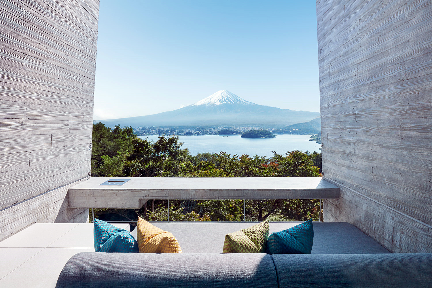 窗景框住富士山景，它就是一幅真實的秀麗風景畫。