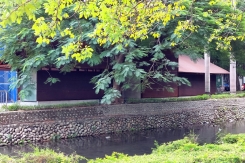 位在新竹市護城河畔的景觀公廁，配合河邊與幸福廣場等周遭景觀，特別選用耐候鋼材質，設計美感建築物宛如藝術品。